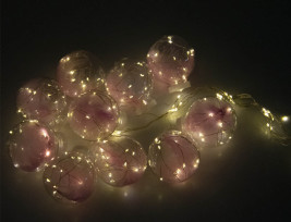 Karácsonyi dekor LED fényfüzér - lelógó tollas gömbök / 3 méter, USB-s, meleg fehér