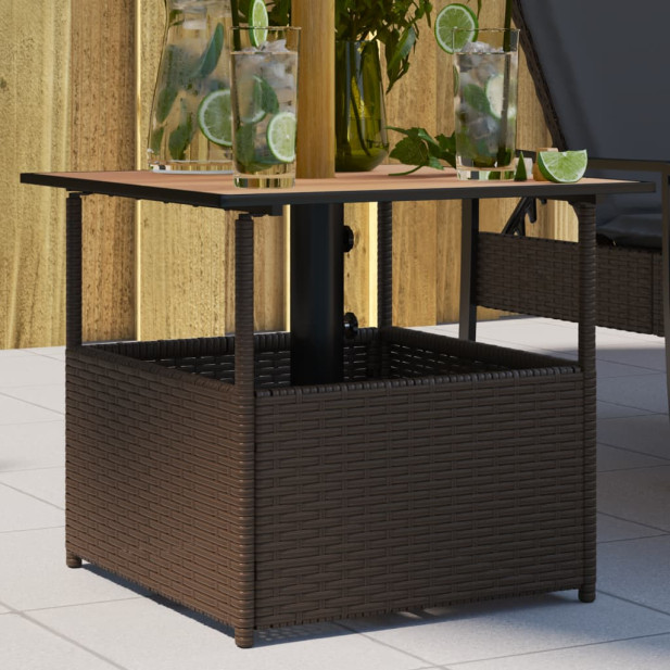 Barna polyrattan kerti asztal napernyőlyukkal 55x55x46,5 cm - utánvéttel vagy ingyenes szállítással
