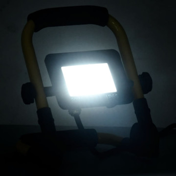 Hideg fehér fényű fogantyúval ellátott LED-es reflektor 20 W - utánvéttel vagy ingyenes szállítással